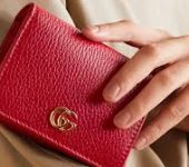 Essential Features: What to Look for in a Women’s Wallet